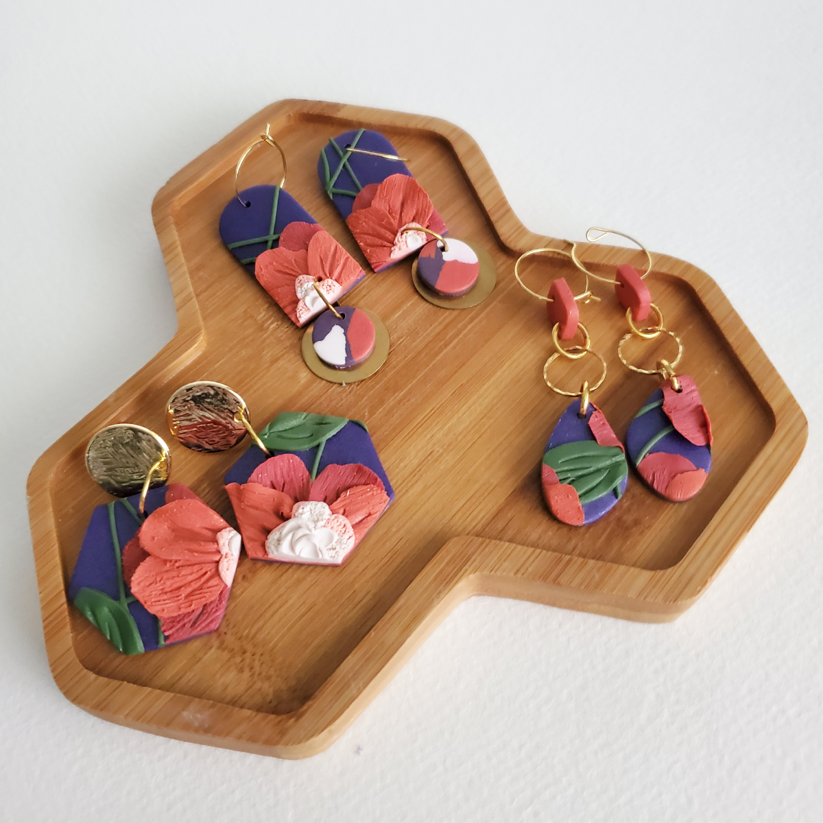 camillerene_handmade_polymer_clay_purple_orange_flower_poppies_gold_arches_hexagons_dangles_tray-1